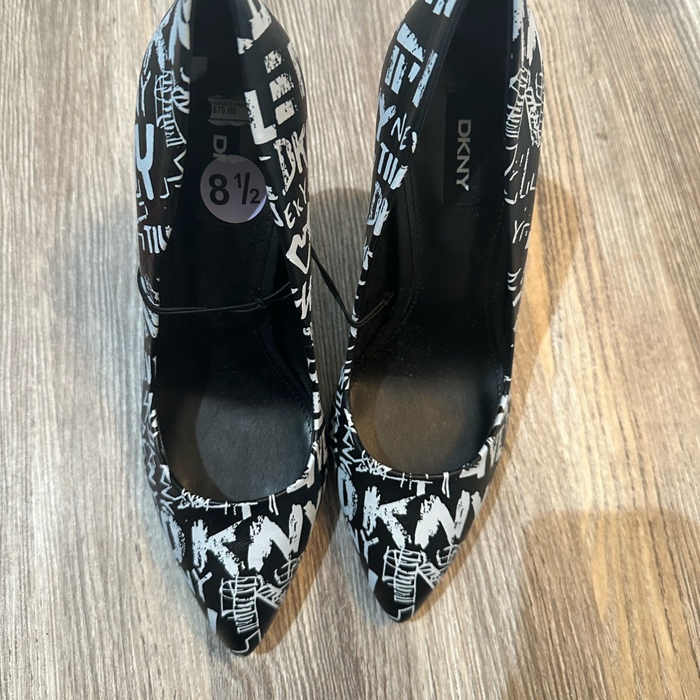 NWOT DKNY heel🔥🔥🔥